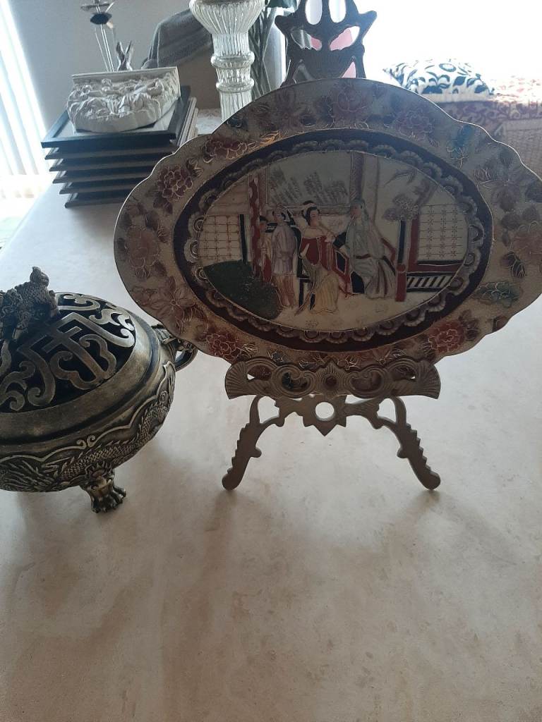 Decorative ornate items x 2   