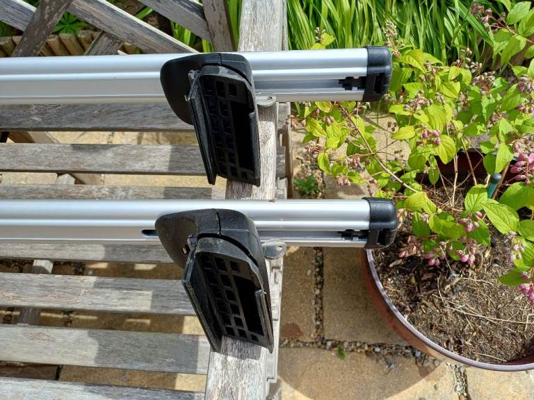 Car roof bars