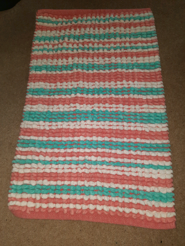 Bathroom mat reversible.