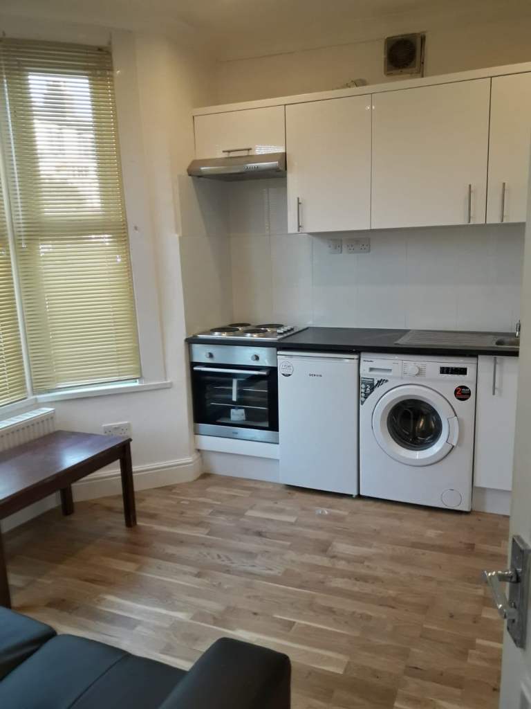 DSS OK GFLOOR STUDIO  IN RICHMOND 10MIN WHITTON B,R.THEN20MIN CLAPHAM JUNC &BEYOND