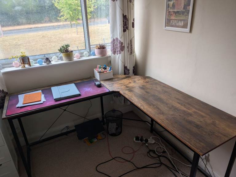L-Shaped Corner Desk – Good Condition, Wood Effect