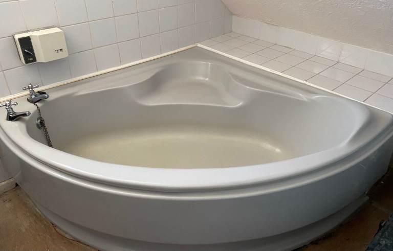 Retro avocado/light green full bathroom suite: complete with bidet and extras