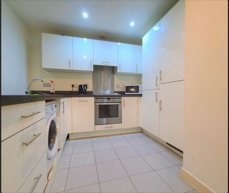 4 bedroom flat in Uxbridge Town Centre 