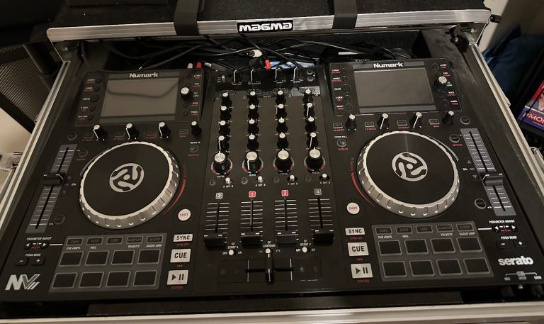 NUMARK NV2 4 channel dj controller with FOR SALE!!! COMES WITH FLIGHT CASE, & EXTRAS