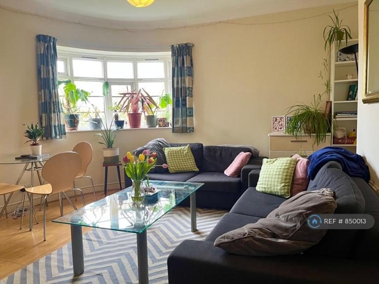 4 bedroom flat in Poynders Gardens, London, SW4 (4 bed) (#850013)