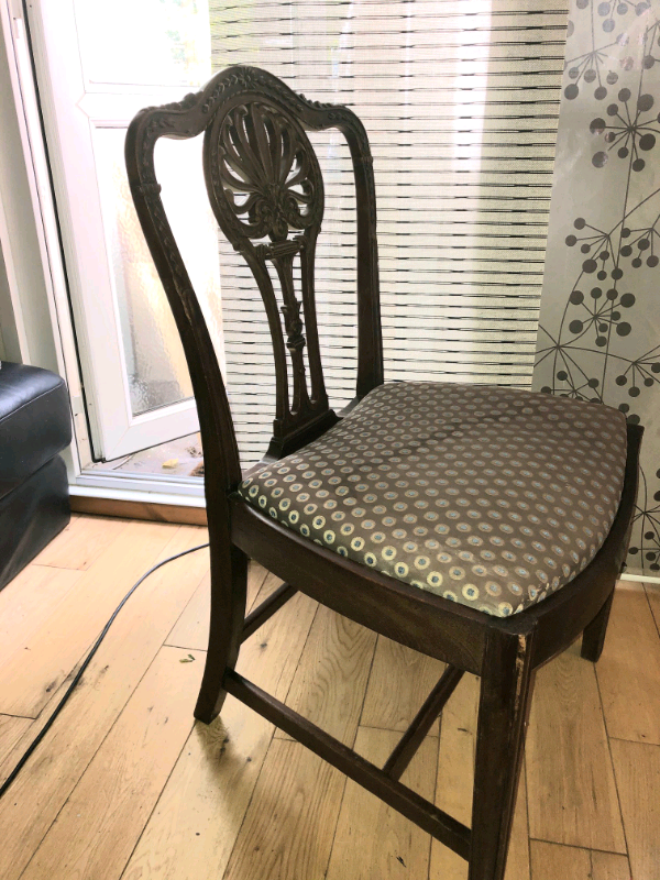 Set of 4 solid chairs 