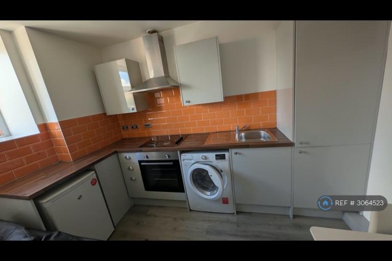 1 bedroom flat in Springfield House, Barnsley, S70 (1 bed) (#3064523)