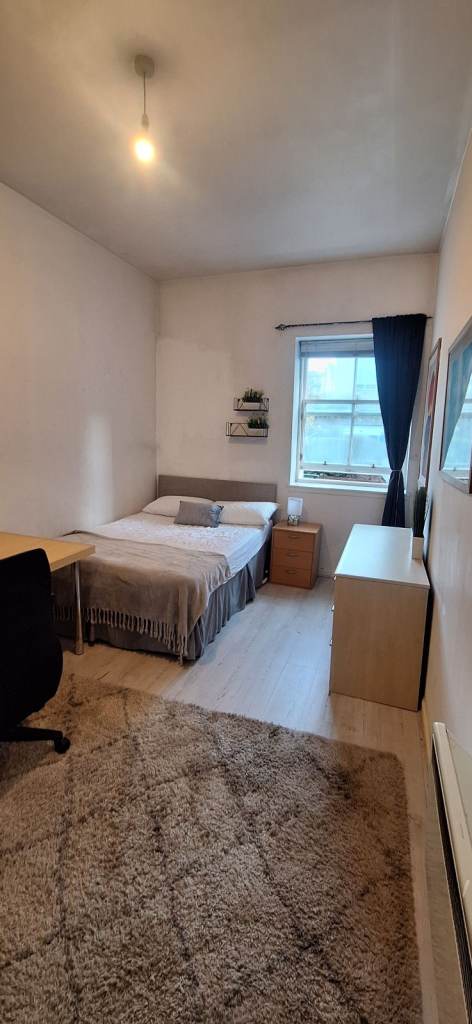 Room to rent in 4 bed central flat