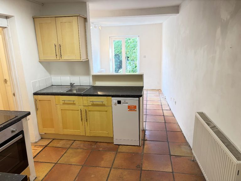 Ground 2 Bed Flat Store 2 Space Areas Bath Shower Open Plan Doors Garden VeryNearTubeRailBusShops