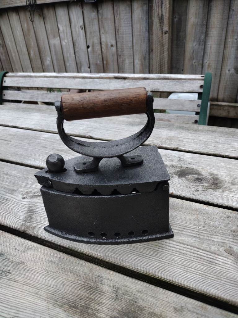 Vintage Cast Iron Sad Iron – Good Condition