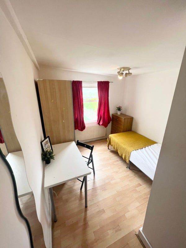 CLEAN DOUBLE ROOM IN MILE END - MOVE IN TODAY 🏡