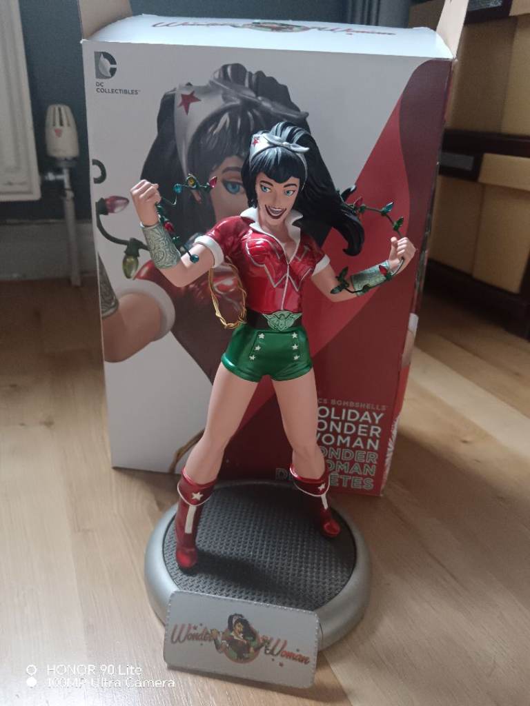 DC Collectibles Holiday Wonder Woman Statue - As Good As New