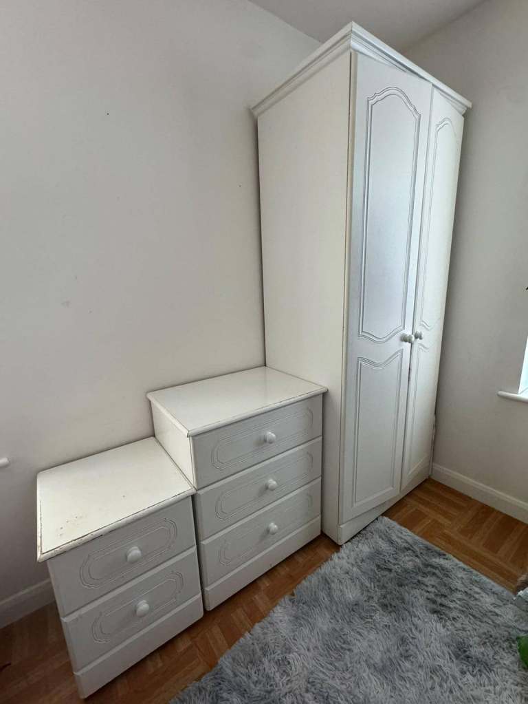 Bedroom furniture set