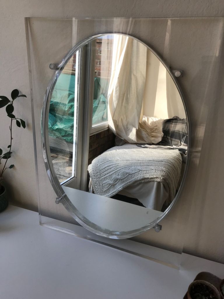 Retro  oval  mirror