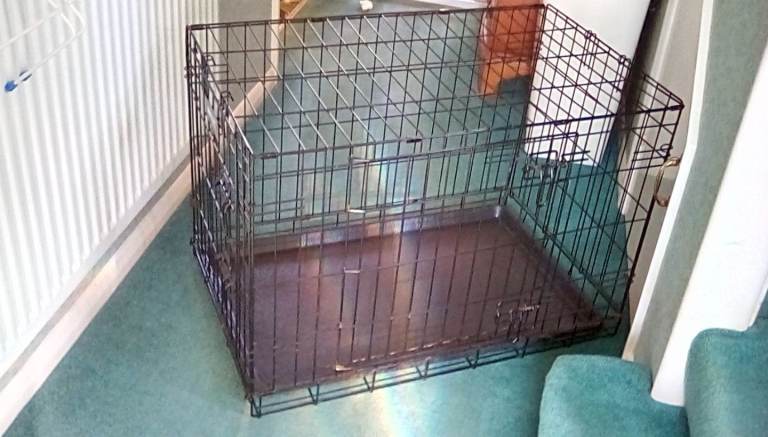 FOLDING MEDIUM SIZE DOG CRATE 