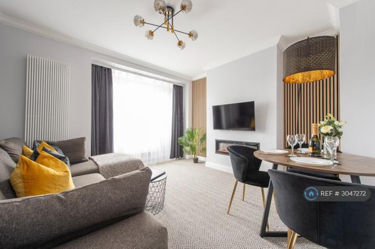2 bedroom flat in Robertson House, London, SW17 (2 bed) (#3047272)