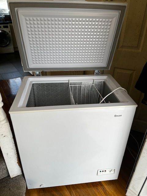 MEDIUM SIZE SWAN (140L) CHEST FREEZER IN GOOD WORKING CONDITION