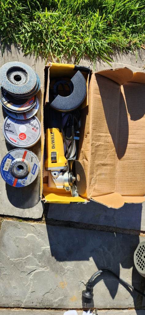 DeWalt Angle Grinder with Discs – Good Condition