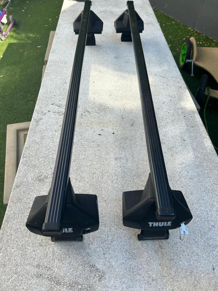 Roof rack with bike rack and roof rack bag. 