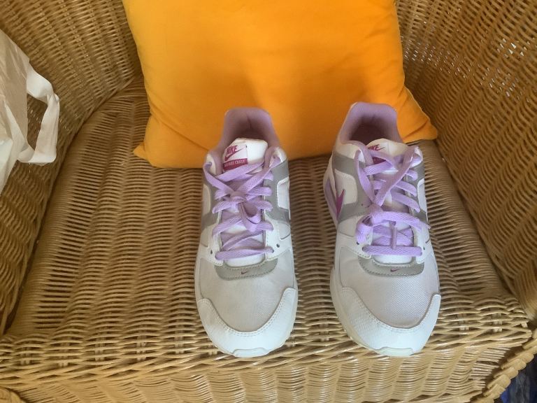 ONE PAIR OF NIKE LADIES TRAINERS SIZE 5.5