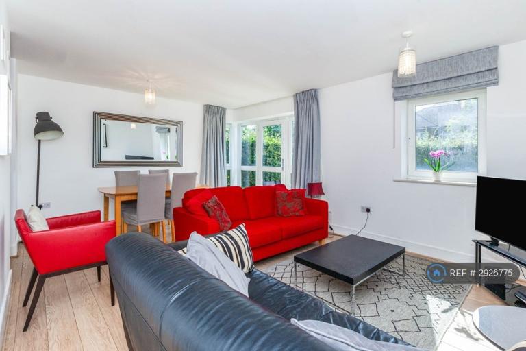 2 bedroom flat in Pavilions, Windsor, SL4 (2 bed) (#2926775)