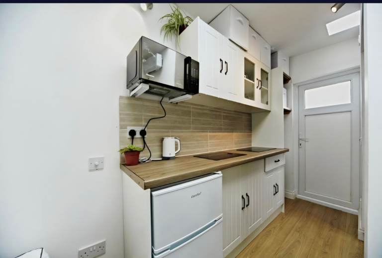 Self-contained Garage / office 