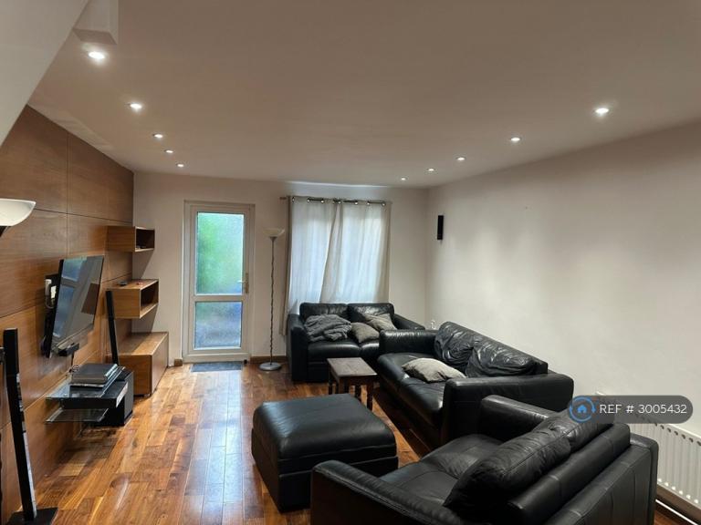 2 bedroom house in Lancaster Road, Northolt, UB5 (2 bed) (#3005432)