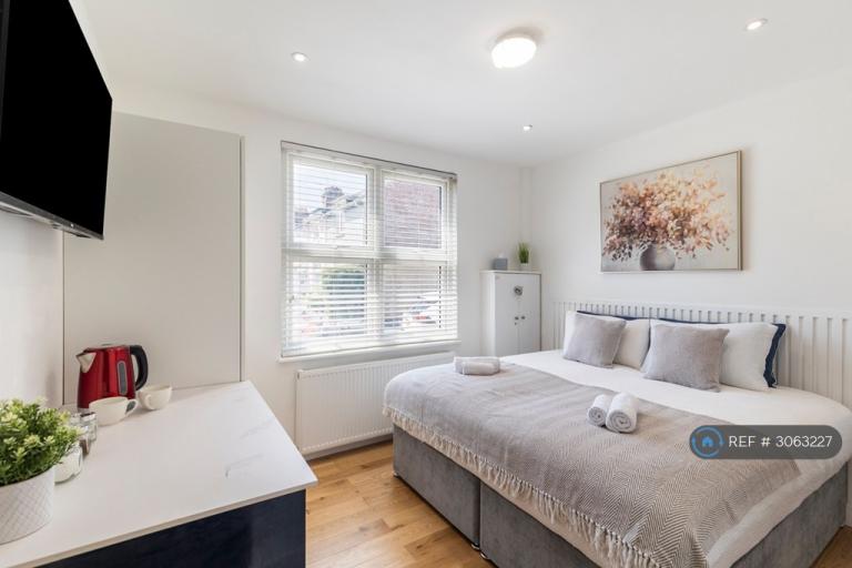 1 bedroom in Garden City, Edgware, HA8 (#3063227)