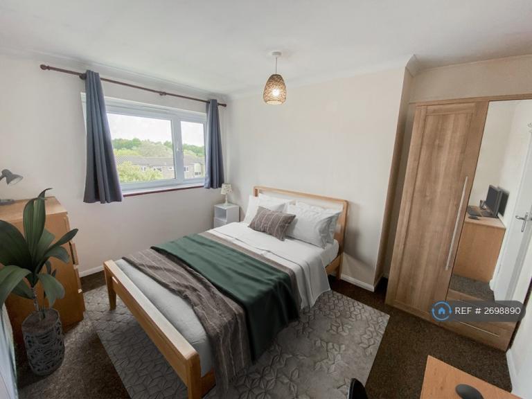 3 bedroom flat in Woodcock Close, Colchester, CO4 (3 bed) (#2698890)