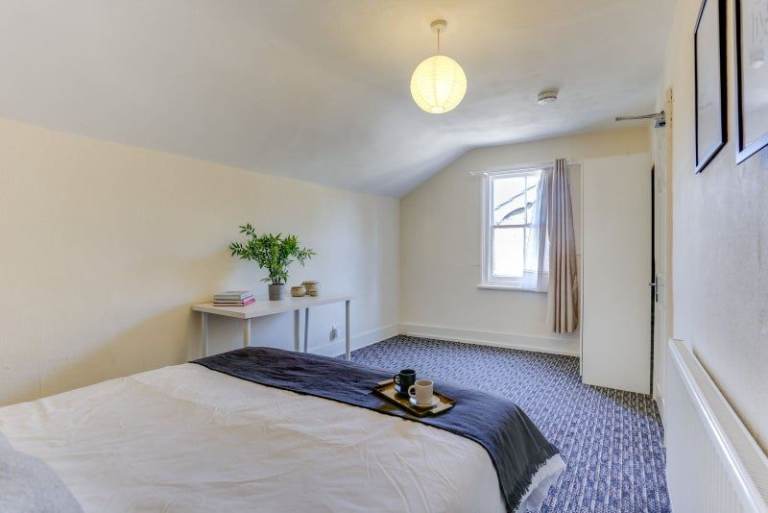 💜 Bright Top Floor Room | West Ealing W13 9BA | Close to West Ealing Station 🏡