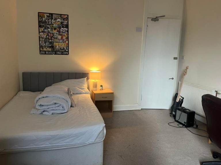 City centre double room with four students
