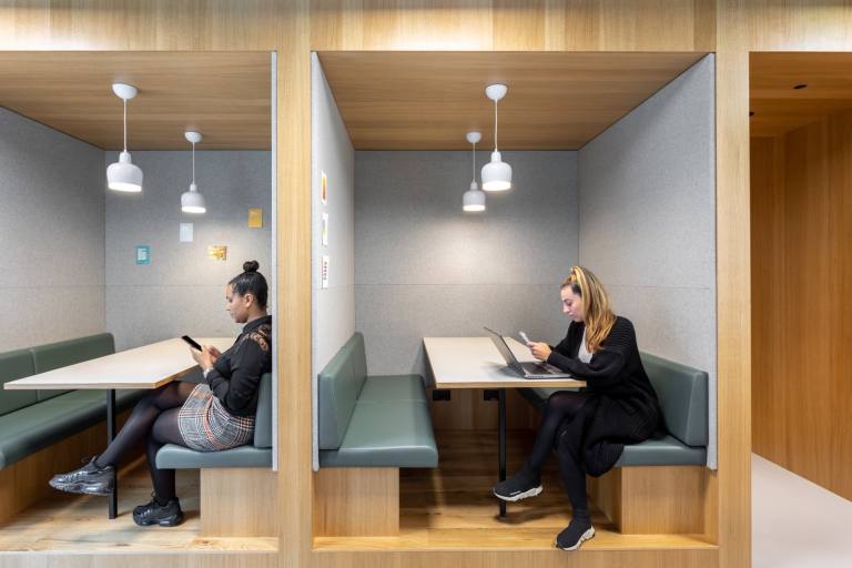 London - EC4N 6NP \ Shared Workspace for Rent with Hot Desks Available