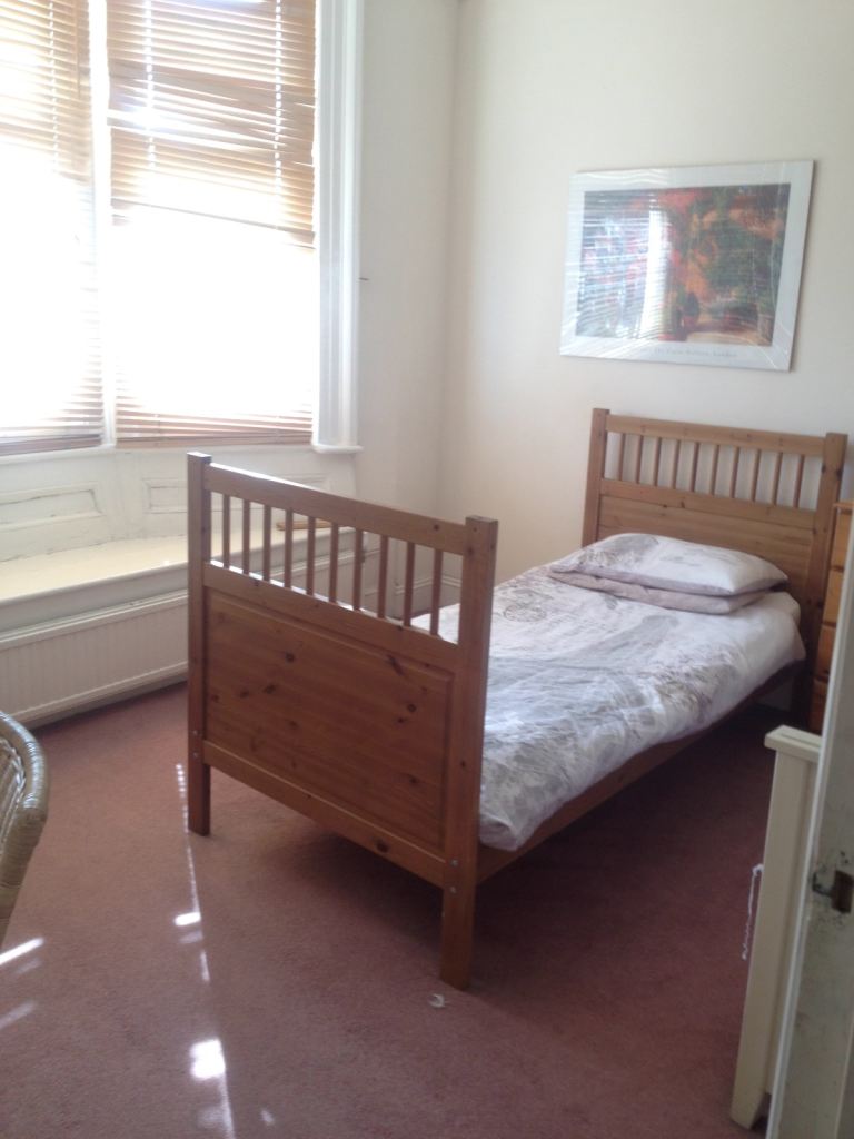 Large Room Sharing Twin 2 bed sunny room Brighton centre language students clean friendly flat share