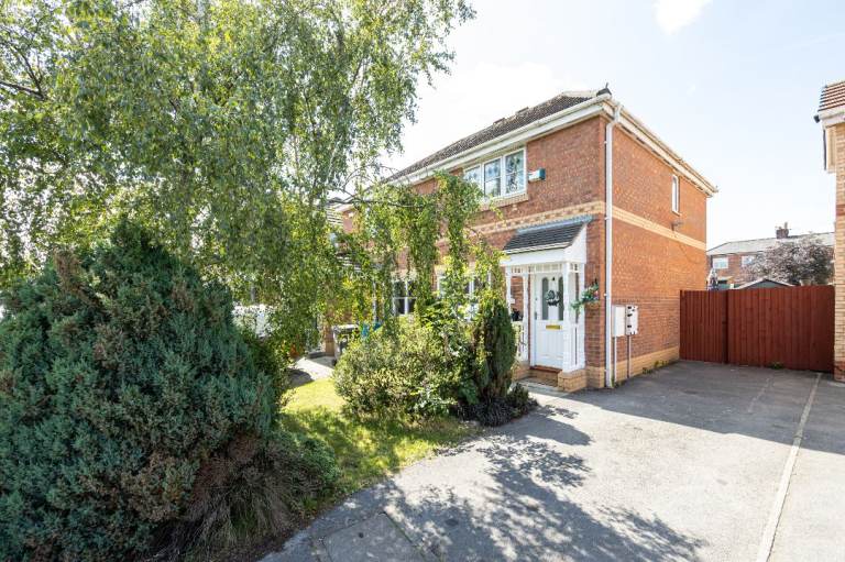 Stunning 3-Bed Semi-Detached Family Home – Fully Furnished with Gardens – Swinton M27