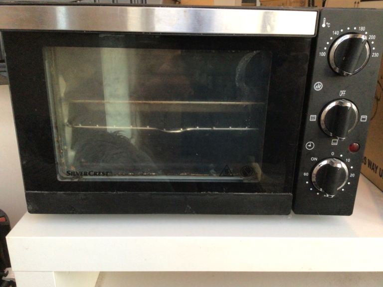 Small table top oven and grill with timer