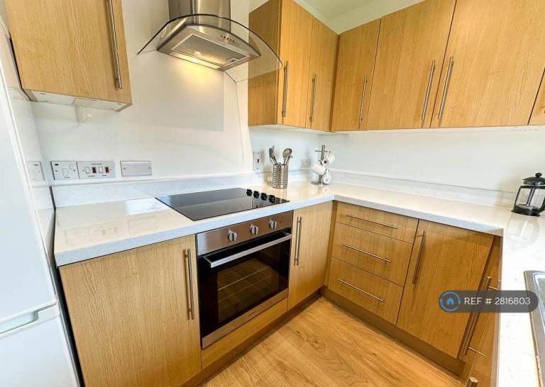 1 bedroom flat in Fairfield Road, East Grinstead, RH19 (1 bed) (#2816803)