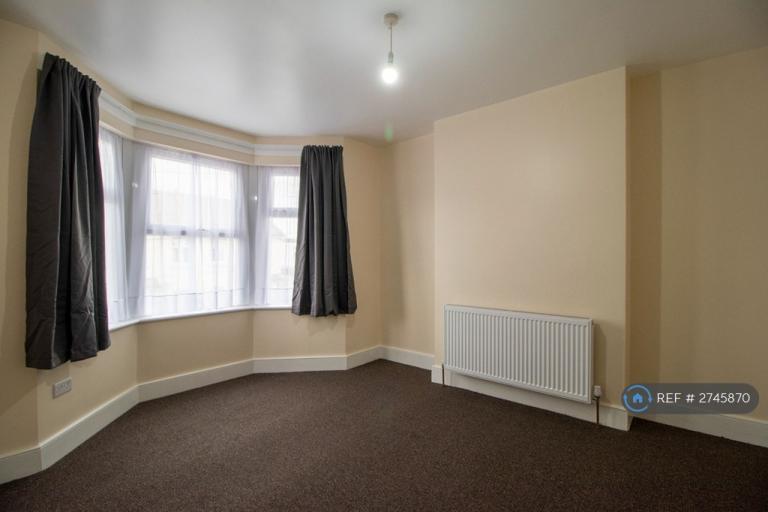 1 bedroom flat in Hickling Road, Ilford, IG1 (1 bed) (#2745870)