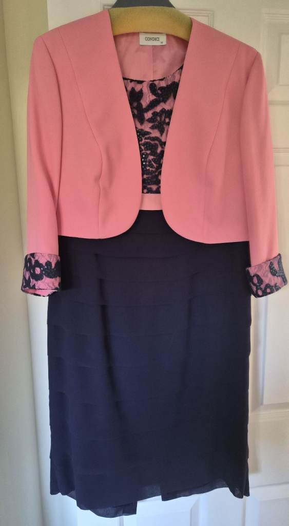MOTHER OF BRIDE / GROOM OUTFIT - STUNNING AND SLIMMING. SIZE 16 CORAL PINK / NAVY BLUE