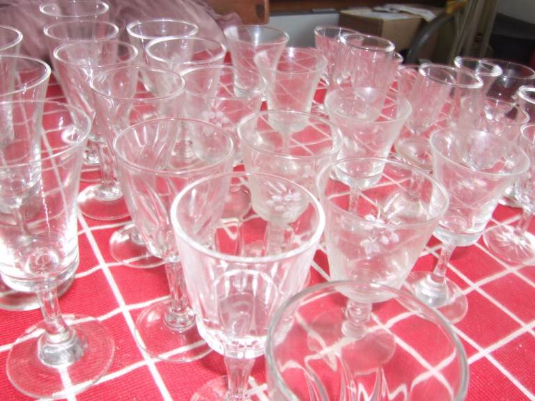 JOB LOT OF 40 MIXED STEMMED GLASSWARE.