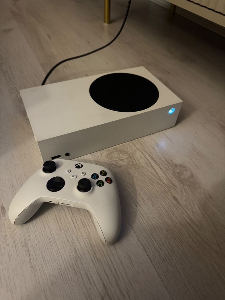 Xbox Series S Console with Controller – White, Good Condition