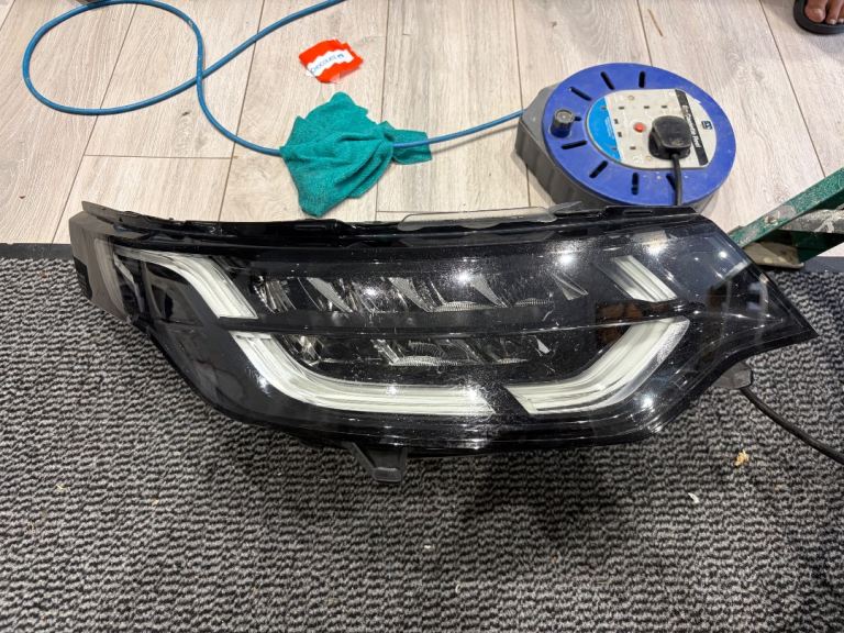 Land rover discovery 5 right drivers headlight 