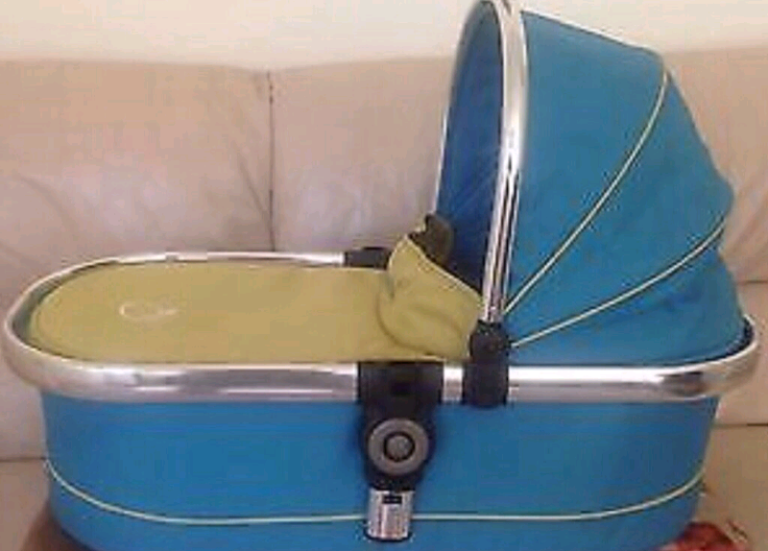 Icandy peach carry cot only used as a Moses basket with rocking stand