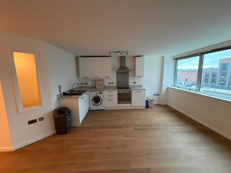 A Newly Renovated Luxury One Bedroom Studio Apartment is Available to Rent Immediately