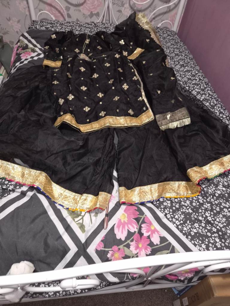 Black Gold Embroidered Sharara Suit – Good Condition
