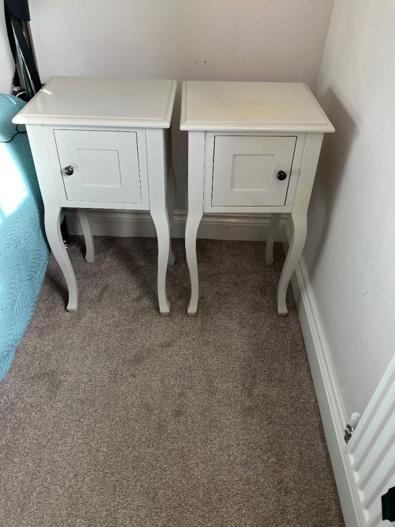 2 bedside tables 