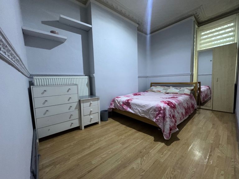 DOUBLE ROOM AVAILABLE IN WALTHAMSTOW CENTRAL. 2 mins walk to stn. All bills included 