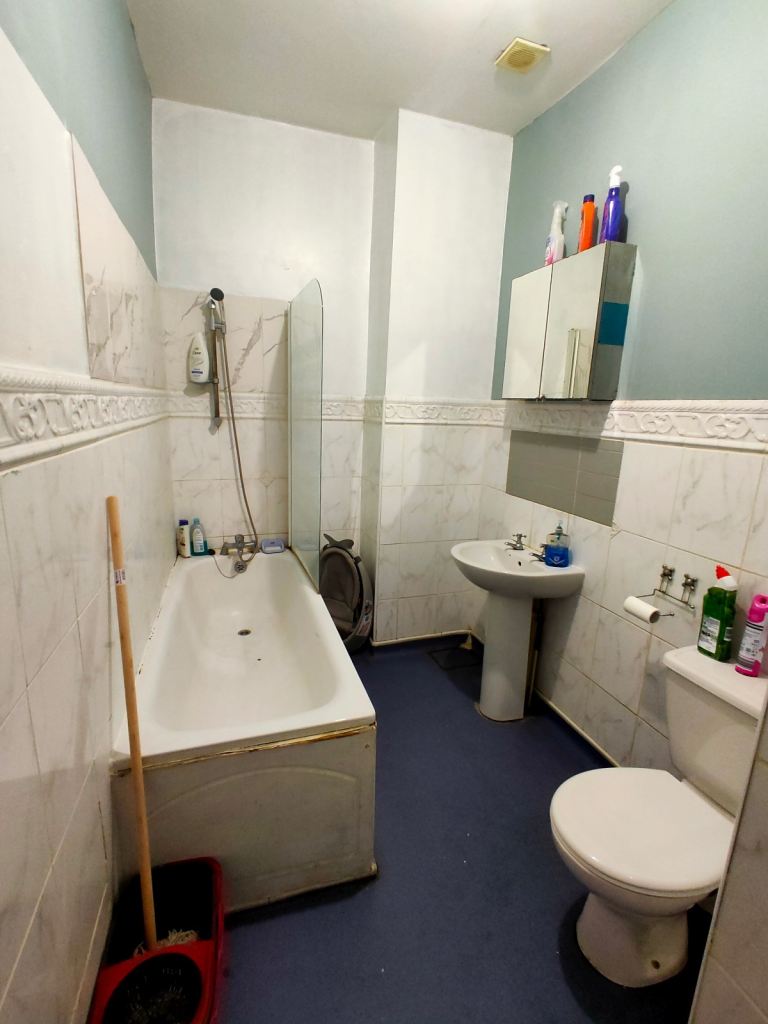 One single bedroom for one working muslim female/male in a shared house ...
