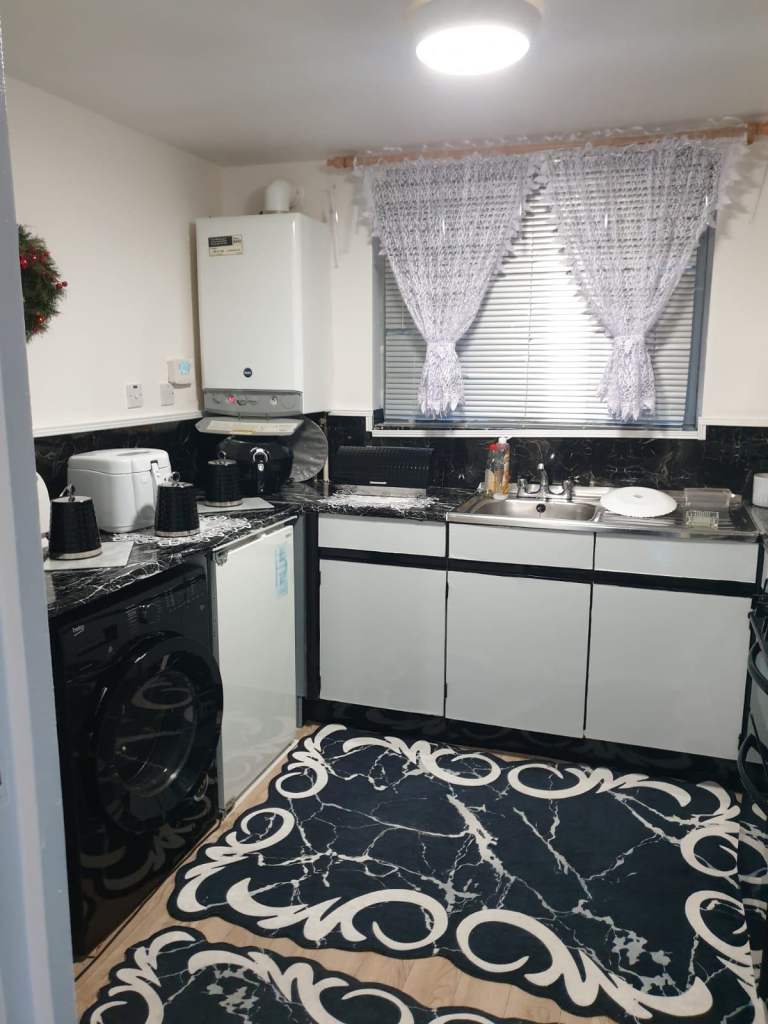 Nottingham: A Garden Flat for Cash buyer/investor (£880/m-rent), offer over £80,000 on NG7 area