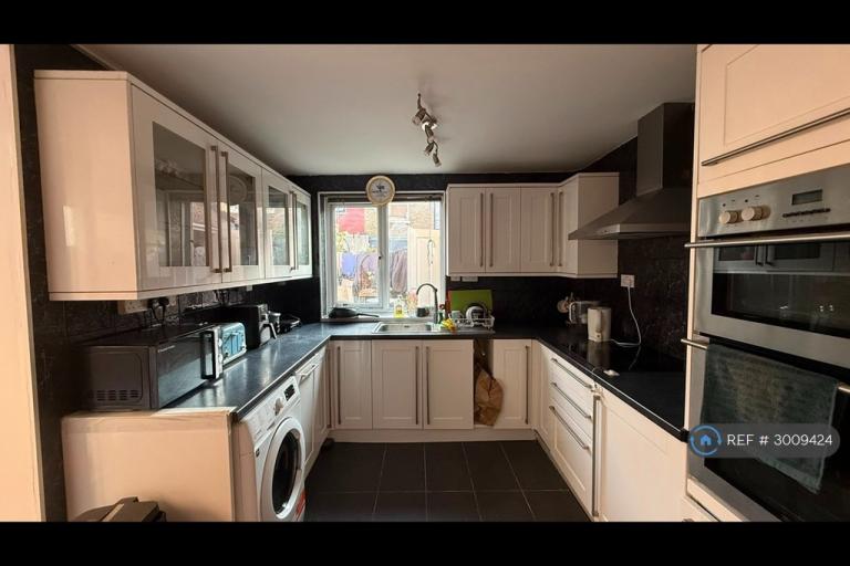 4 bedroom house in Warwick Road, London, E15 (4 bed) (#3009424)