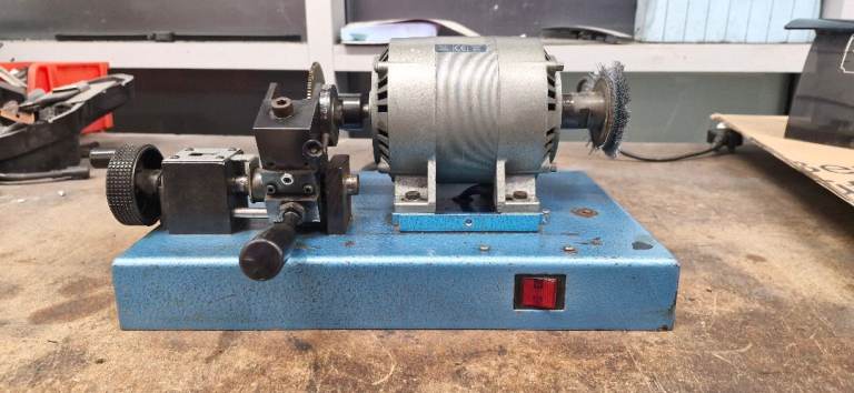 Key cutting machine